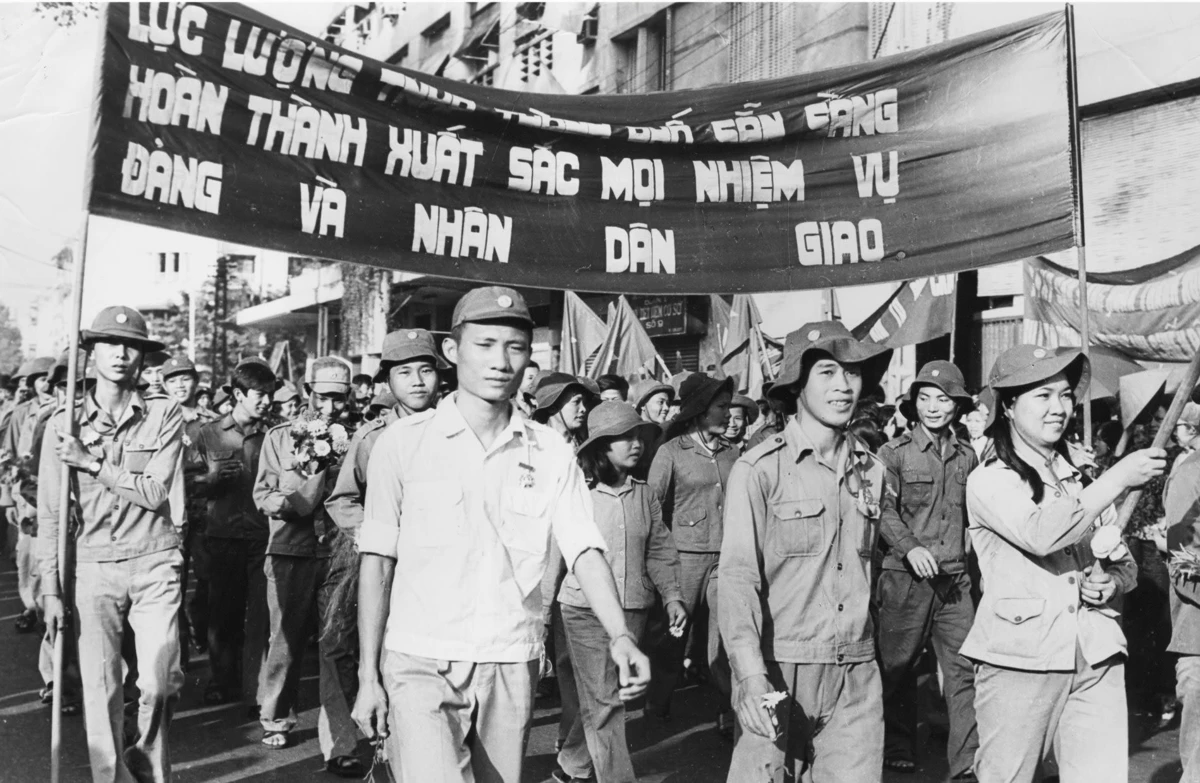 Thanh niên xung phong Thành phố Hồ Chí Minh đi xây dựng các khu kinh tế mới “sẵn sàng hoàn thành xuất sắc mọi nhiệm vụ Đảng và nhân dân giao phó”. (Ảnh: TTXVN)