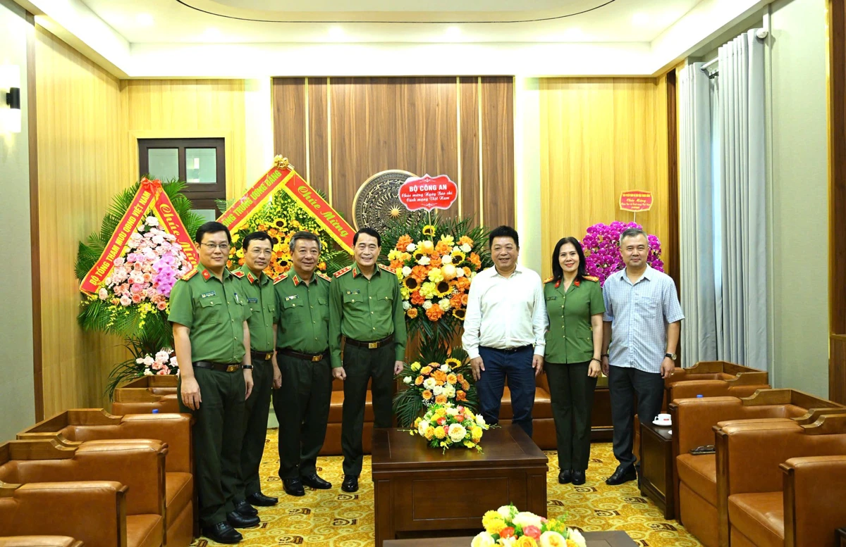 Thứ trưởng Lê Quốc Hùng cùng Đoàn công tác của Bộ Công an chúc mừng Đài Tiếng nói Việt Nam