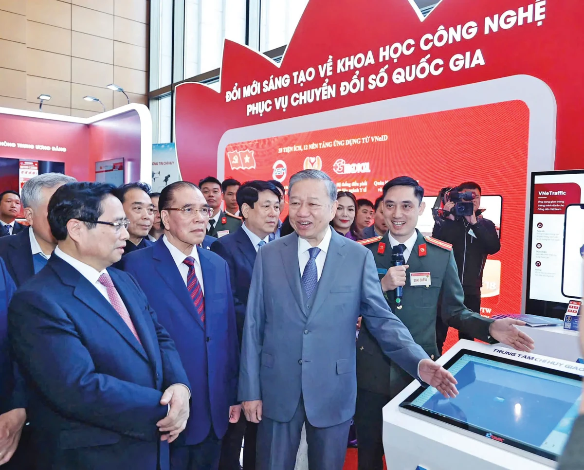 Tổng Bí thư Tô Lâm cùng các đồng chí lãnh đạo Đảng, Nhà nước tham quan các gian hàng giới thiệu các sản phẩm, dịch vụ, giải pháp khoa học-công nghệ tại Hội nghị toàn quốc về đột phá phát triển khoa học, công nghệ, đổi mới sáng tạo và chuyển đổi số quốc gia.